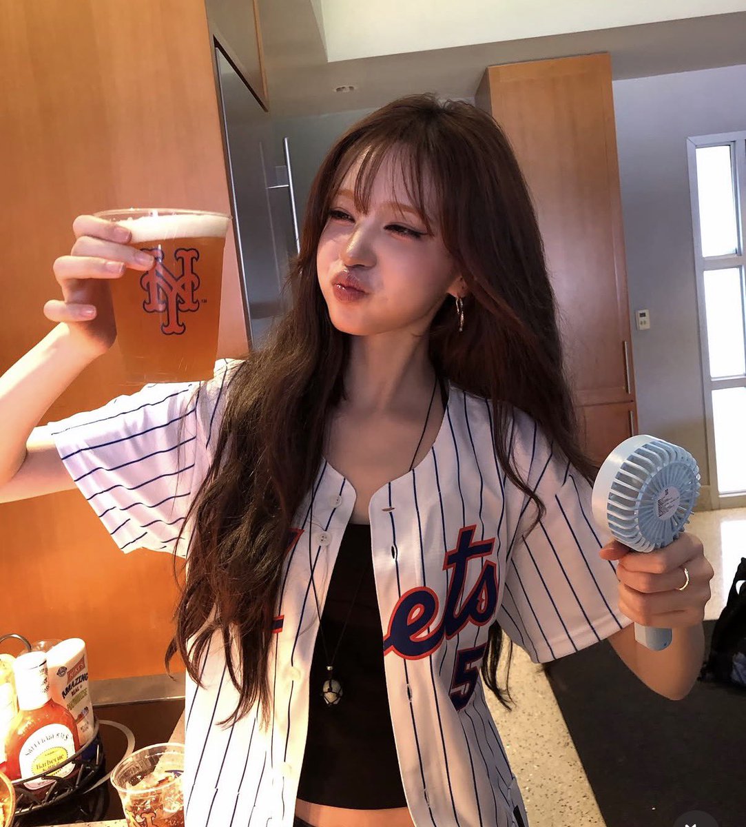 unatangled's tweet photo. ハンディファンとビールがあなたの必需品なのね https://t.co/TeDlPUQMHj