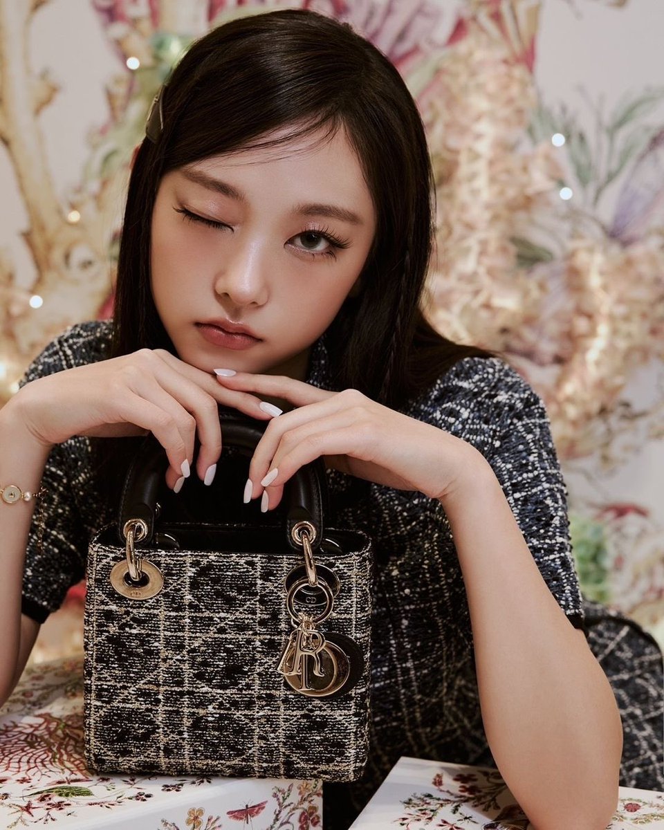 aboutnewjeans4's tweet photo. Two members of Dior’s PR team have liked Haerin’s posts on the NewJeans Instagram account.

It seems Haerin will continue as a Dior Global Brand Ambassador once NewJeans resumes activities.

#NewJeans #HAERIN https://t.co/ZgIOtYuhZY