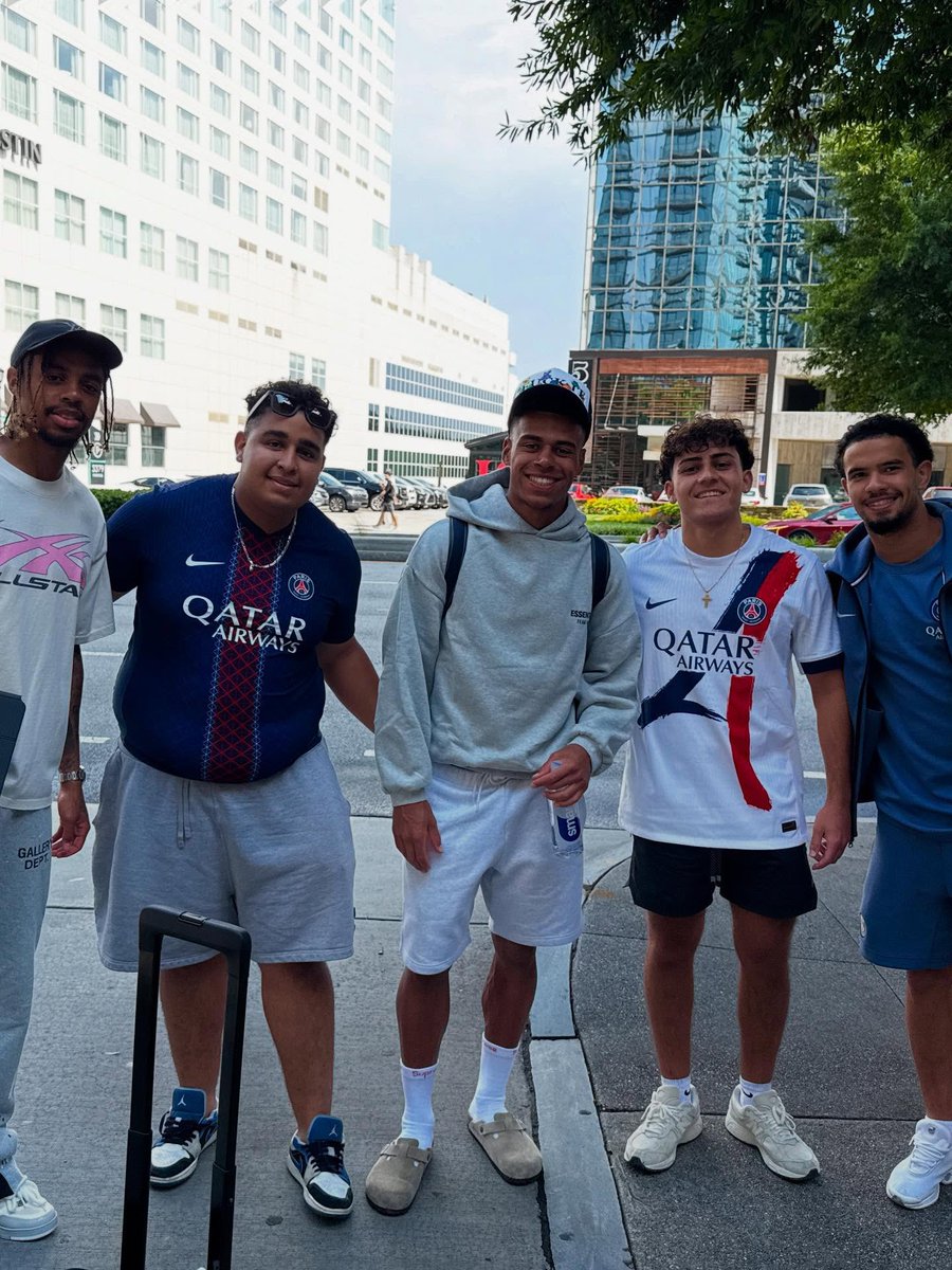 DesireDoue14HQ's tweet photo. Bradley Barcola, Désiré Doué &amp; Warren Zaïre-Emery with fans🤍 https://t.co/cuI84DDEX5