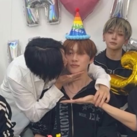 ybyoungbin's tweet photo. 아니 수런이 헝위한테 또 뽀뽀했어 ㅋㅋㅋ
https://t.co/f24meY4qpP

#수런 #헝위 #모디��이 #MODYSSEY https://t.co/l3zbAjaNVU