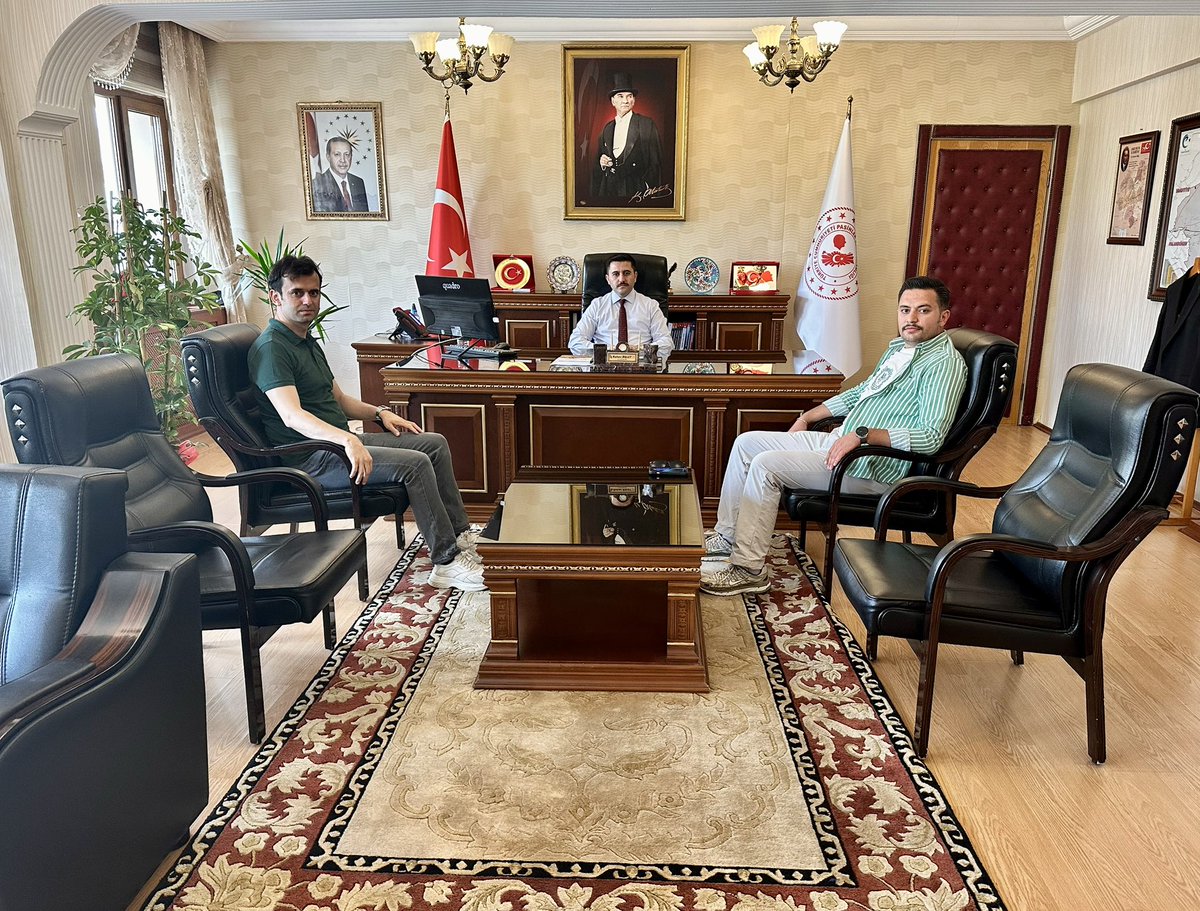 pasinlerkym's tweet photo. Kaymakamımız Sn. Rahmi BULUT, Muhammed Enes HACIOĞLU’nu makamında kabul etti.

Gerçekleştirilen hayırlı olsun ziyaretinde HACIOĞLU, Kaymakamımız Sn. BULUT’a yeni görevinin hayırlı olması temennisinde bulunarak görevinde başarılar diledi. https://t.co/xj4pUA4mov