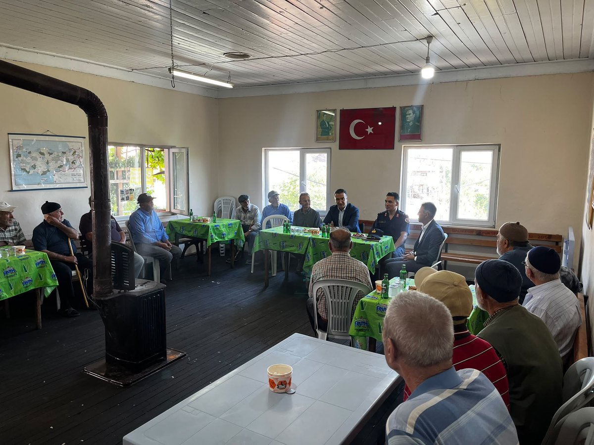GDursunbey's tweet photo. Kaymakamımız Sn. Musa AYYILDIZ, İlçe Jandarma Komutanı Ütğm. Yasin Yüksel KILINÇ, SYDV Müdürü Mesut GÜLTEKİN; 
• İsmailler
• Aşağı Yağcılar
• Güğü
mahallelerini ziyaret ederek vatandaşlarımızla bir araya geldi. https://t.co/e9YGt0G4ii