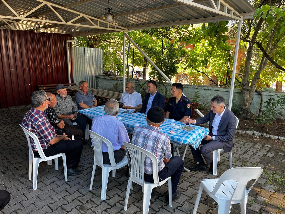 GDursunbey's tweet photo. Kaymakamımız Sn. Musa AYYILDIZ, İlçe Jandarma Komutanı Ütğm. Yasin Yüksel KILINÇ, SYDV Müdürü Mesut GÜLTEKİN; 
• İsmailler
• Aşağı Yağcılar
• Güğü
mahallelerini ziyaret ederek vatandaşlarımızla bir araya geldi. https://t.co/e9YGt0G4ii