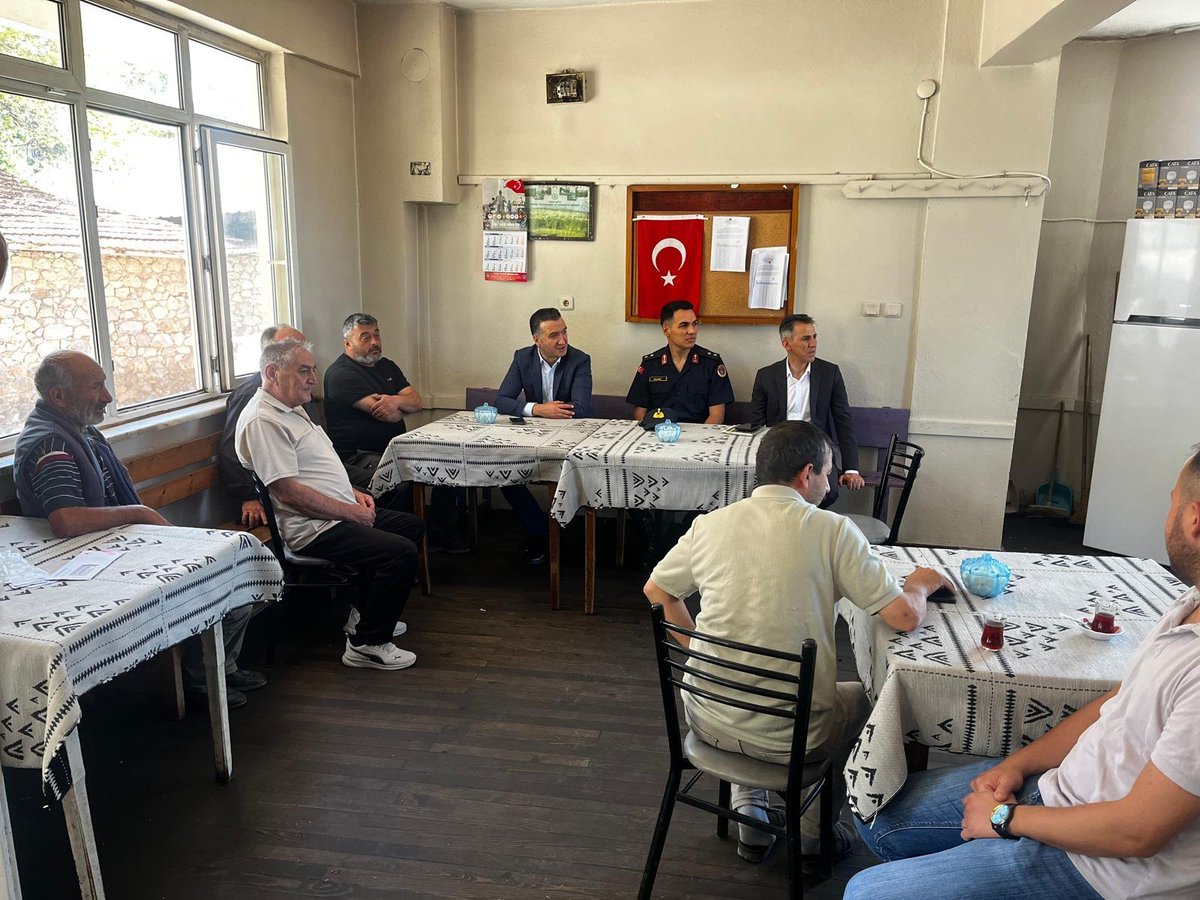 GDursunbey's tweet photo. Kaymakamımız Sn. Musa AYYILDIZ, İlçe Jandarma Komutanı Ütğm. Yasin Yüksel KILINÇ, SYDV Müdürü Mesut GÜLTEKİN; 
• İsmailler
• Aşağı Yağcılar
• Güğü
mahallelerini ziyaret ederek vatandaşlarımızla bir araya geldi. https://t.co/e9YGt0G4ii