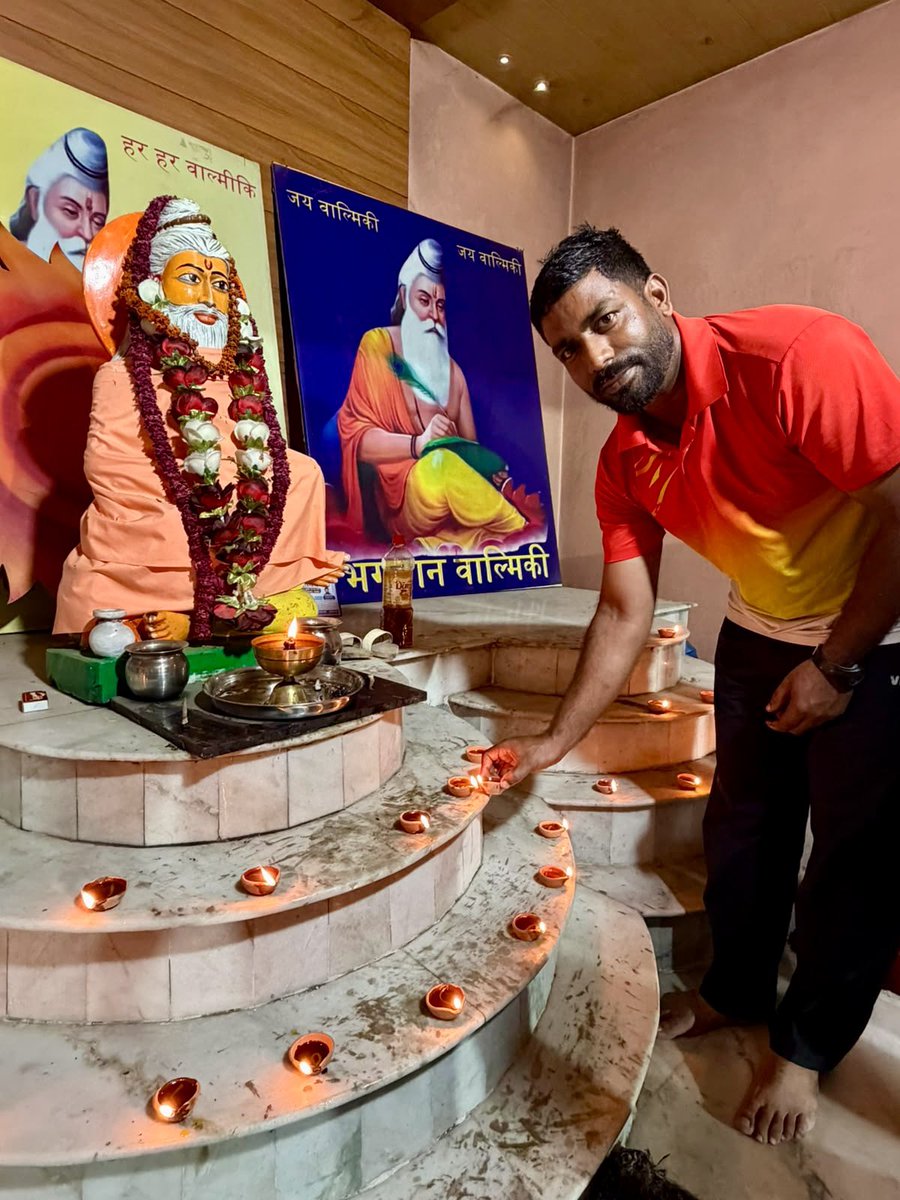 varinderjdbjp's tweet photo. समरसता संकल्प अभियान के अंतर्गत संत शिरोमणि गुरु रविदास जी महाराज की 650वीं जयंती एवं गुरु पूर्णिमा के पावन अवसर पर वार्ड नं. 3 स्थित वाल्मीकि धर्मशाला में भगवान महर्षि वाल्मीकि जी एवं संत शिरोमणि गुरु रविदास जी महाराज की पावन प्रतिमाओं के समक्ष @BJP4Chandigarh वार्ड मंडल एवं @bjpscmorchachd के कार्यकर्ताओं द्वारा श्रद्धापूर्वक दीप प्रज्ज्वलित कर उनके बताए सत्य, समरसता, समानता, सेवा और मानवता के मार्ग पर चलने का संकल्प लिया गया।

यह आयोजन केवल दीप प्रज्ज्वलन का कार्यक्रम नहीं, बल्कि संतों की दिव्य वाणी और उनके आदर्शों को अपने जीवन एवं समाज में आत्मसात करने का एक प्रेरणादायी संकल्प था। आज जब पूरे देश में समरस संकल्प अभियान के माध्यम से संत गुरु रविदास जी का संदेश जन-जन तक पहुँचाया जा रहा है, तब वार्ड नं. 3 में आयोजित यह कार्यक्रम भी सामाजिक समरसता, भाईचारे और राष्ट्र निर्माण के संकल्प को और अधिक सशक्त बनाने का माध्यम बना।

संतों का संदेश – समरस समाज, सशक्त राष्ट्र।
जय गुरु रविदास जी! 🙏
जय महर्षि वाल्मीकि जी! 🚩
भारत माता की जय! 🇮🇳
@BJP4India 
@JPNadda 
@JPMalhotra 
@manthriji 
@LalSinghArya 
@SanjayNirmalbjp 
@tarunchughbjp 
@blsanthosh 
@arunsoodbjp 
@ArunSinghbjp 
@TawdeVinod
