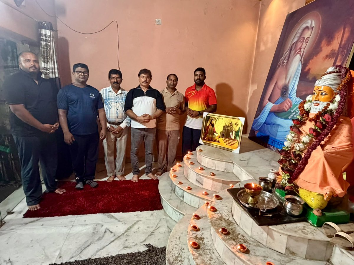 varinderjdbjp's tweet photo. समरसता संकल्प अभियान के अंतर्गत संत शिरोमणि गुरु रविदास जी महाराज की 650वीं जयंती एवं गुरु पूर्णिमा के पावन अवसर पर वार्ड नं. 3 स्थित वाल्मीकि धर्मशाला में भगवान महर्षि वाल्मीकि जी एवं संत शिरोमणि गुरु रविदास जी महाराज की पावन प्रतिमाओं के समक्ष @BJP4Chandigarh वार्ड मंडल एवं @bjpscmorchachd के कार्यकर्ताओं द्वारा श्रद्धापूर्वक दीप प्रज्ज्वलित कर उनके बताए सत्य, समरसता, समानता, सेवा और मानवता के मार्ग पर चलने का संकल्प लिया गया।

यह आयोजन केवल दीप प्रज्ज्वलन का कार्यक्रम नहीं, बल्कि संतों की दिव्य वाणी और उनके आदर्शों को अपने जीवन एवं समाज में आत्मसात करने का एक प्रेरणादायी संकल्प था। आज जब पूरे देश में समरस संकल्प अभियान के माध्यम से संत गुरु रविदास जी का संदेश जन-जन तक पहुँचाया जा रहा है, तब वार्ड नं. 3 में आयोजित यह कार्यक्रम भी सामाजिक समरसता, भाईचारे और राष्ट्र निर्माण के संकल्प को और अधिक सशक्त बनाने का माध्यम बना।

संतों का संदेश – समरस समाज, सशक्त राष्ट्र।
जय गुरु रविदास जी! 🙏
जय महर्षि वाल्मीकि जी! 🚩
भारत माता की जय! 🇮🇳
@BJP4India 
@JPNadda 
@JPMalhotra 
@manthriji 
@LalSinghArya 
@SanjayNirmalbjp 
@tarunchughbjp 
@blsanthosh 
@arunsoodbjp 
@ArunSinghbjp 
@TawdeVinod