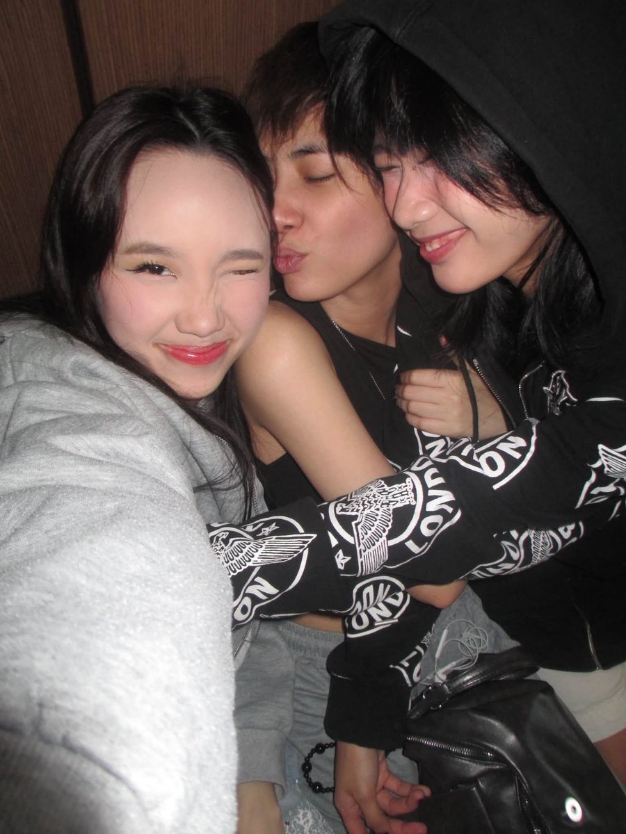 dearxonara's tweet photo. ANG CUTE NILA 😭 https://t.co/Q5npypUPuC