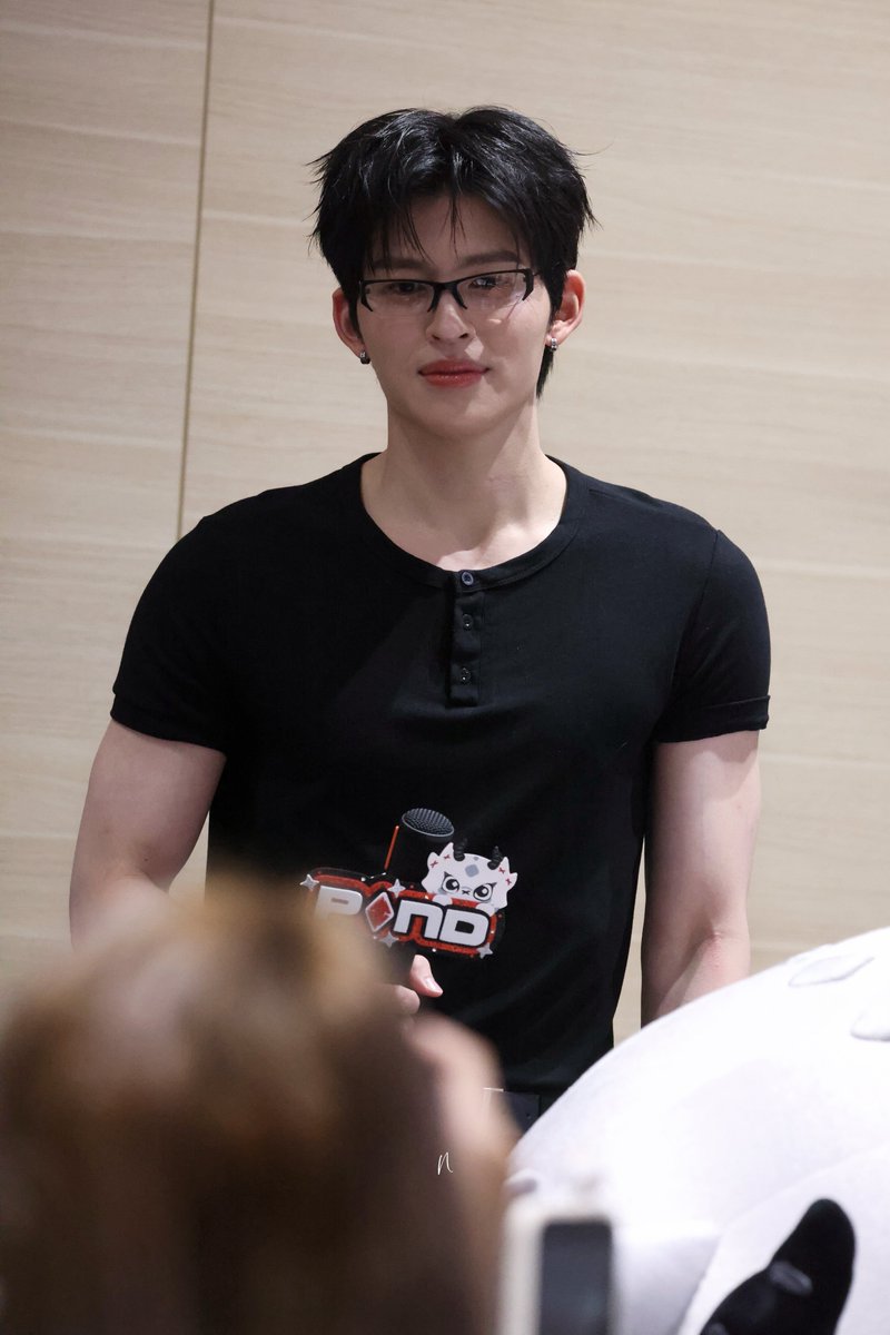 ppondluvv's tweet photo. HE'S SO...HE'S SOO HOTTTTTT https://t.co/LNuXCvGT7b