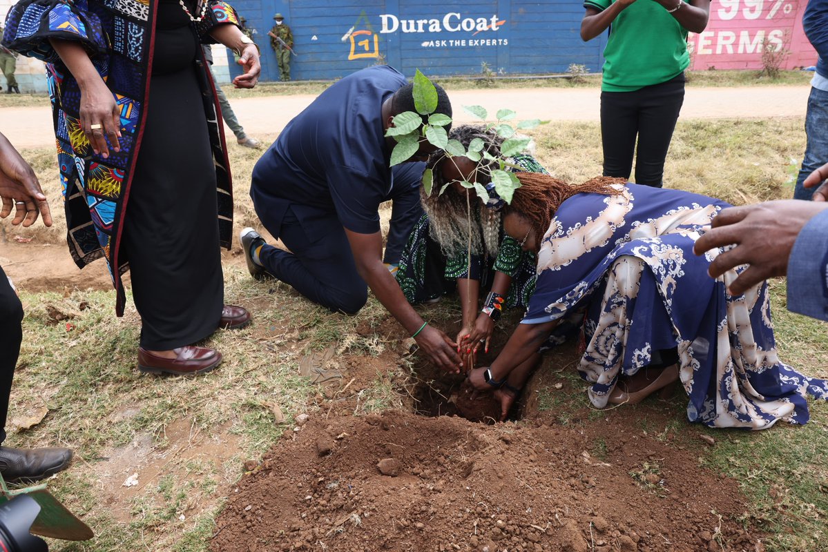 nairobi_rivers's tweet photo. @WorldResources The Commission was represented by Commissioners @Johnkioli, @BenjaminLangwen & Dr. Kipkiror. The Framework reinforces the power of partnerships in restoring river ecosystems, reducing flood risks & building a greener, more resilient Nairobi. #NatureBasedSolutions #ClimateAction https://t.co/cdAInijfl1