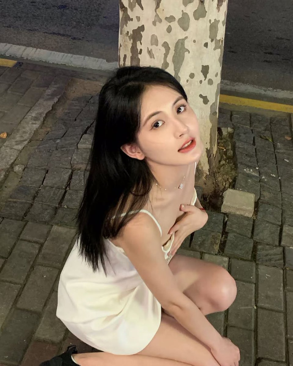 KimJiyoungt's tweet photo. 街灯の光だけが寄り添う🌃 この瞬間を見て何を思うの？ https://t.co/4xoxiY6vBy