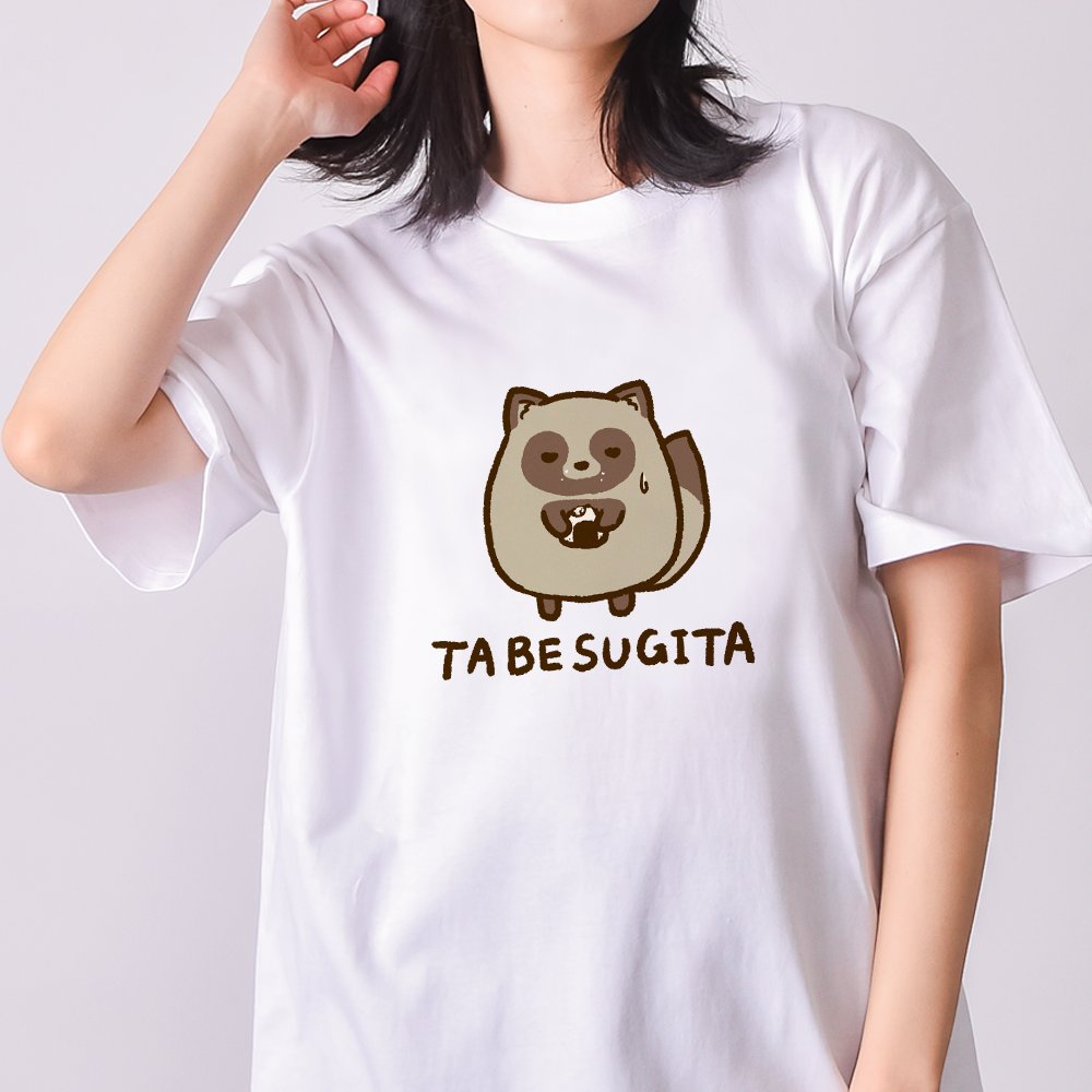 tshirtstrinity's tweet photo. おにぎりを抱えて「TABESUGITA」「ふとってないよ」と言い訳する姿が愛おしすぎる🍙🦝

もこもこフォルムの「FUYUGE」や、浮き輪にはまった姿など、たぬきのかわいさを凝縮したクリエイターさんをご紹介！

ぽてっとしたシルエットとクスッと笑える一言に、心がほっこり☺️✨

殻岸の物置小屋さんのSHOPリンク・アカウントはコメント欄へ✍️
#Tシャツトリニティ