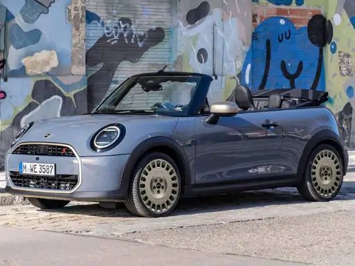 werindia's tweet photo. #MiniCooper Convertible Stardust Edition लॉन्च, कीमत ₹62.90 लाख:फोल्डिंग सॉफ्ट टॉप के साथ 9.4-इंच सर्कुलर ओलेड स्क्रीन, 16.82kmpl का माइलेज https://t.co/7ACwEeGrTJ #NewLaunches #WeRIndia
Image Source: Bhaskar https://t.co/rWUOoPdhgs