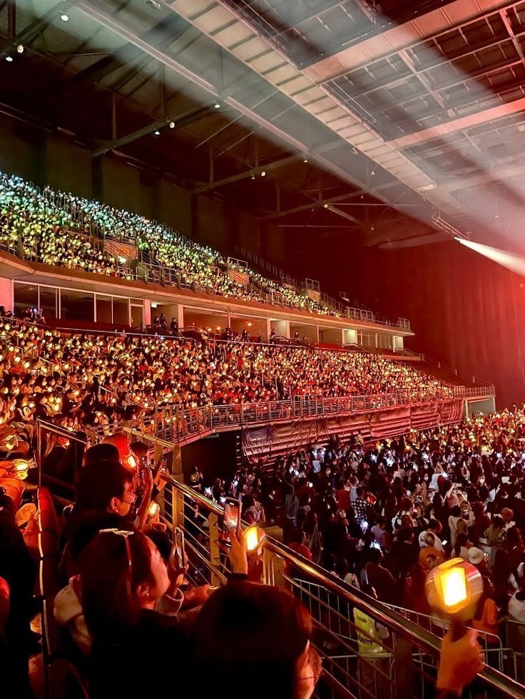 npomvtt's tweet photo. ‼️‼️ ELE FALA! Ni-Ki do ENHYPEN sobre fãs que só vão aos shows pra tentar uma interação e não se divertem nem aproveitam a música:

"Eu quero mesmo prestar atenção e olhar pra cada ENGENE, mas, pra todo lugar que a gente vai, tem gente pedindo pra ser notada, ok. Mas daí essas pessoas não saem do chão nem aproveitam... não parece que estão se divertindo. Quando eu vejo isso, joga o clima lá pra baixo, sabe?  Eu quero poder garantir que todo mundo se divirta junto, então é um pouco decepcionante ver gente que só tá lá pra conseguir reconhecimento individual. Por um lado eu entendo porque alguém pode se sentir dessa forma, mas vocês realmente só precisam se divertir. Fazer grandes performances, preencher aquelas 2 horas de duração de cada show, levantar a energia, dançar com raça, cantar, esse é o nosso trabalho e a nossa responsabilidade. Não seria melhor se todo mundo aproveitasse e encontrasse a gente nessa mesma energia?"

O idol completou dizendo que da perspectiva de quem está no palco o melhor é ver todo mundo aproveitando a música, não só parado, e disse que tudo bem filmar.