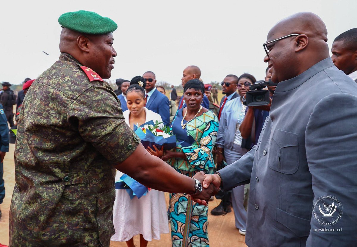 Isaackabundi080's tweet photo. 🇨🇩 Le Président Félix Tshisekedi est à Kaniama-Kasese, dans le Haut-Lomami, dans le cadre de son itinérance. Au programme : visites de terrain, inauguration du Centre hospitalier Denise Nyakeru et tenue du Conseil des ministres sur place. Une démarche qui, selon la Presidence, illustre la volonté de rapprocher l’action gouvernementale des populations.
