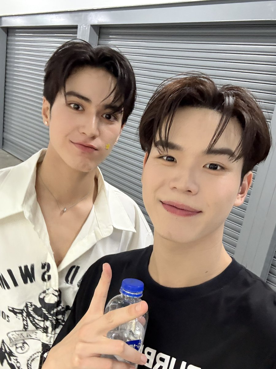 PKrittanun's tweet photo. ขอบคุณทุกคนที่มาหาวันนี้นะครับ สนุกมากๆเลย ดีใจที่ได้เจอทุกคนนะครับ พยายามจะคุยให้ได้กับทุกๆคนเลยนะ แต่คนเยอะมากกกกก ถ้าผมคุยไม่ทั่วถึง ผมขอโทษทีนะค้าบ ทุกคนเดินทางกลับบ้านปลอดภัยนะ อย่าลืมหม่ำๆข้าวด้วยน้าา คิดถึงเสมอนะครับ ไว้เจอกันใหม่งานหน้านะครับ🙇🏻‍♂️❤️ #งานมหกรรมนิยายนานาชาติ2026xTeshowPing