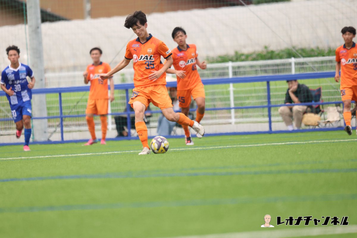 reona32's tweet photo. 【197試合目 7/26 水戸証券チャレンジフェス】
清水エスパルスY 2-3 モンテディオ山形Y
※30分ハーフ

3日間のフェスティバルの最終日、最終試合の順位決定戦はJユース同士の試合をチェック。疲労もある中最後にしっかり勝利して終わりたい両者の対峙は、まず清水がボールを握り栗田虎空＆梅野湖大の両サイドが深くに仕掛ける。立ち上がりに栗田が右サイド深部から中に潜ってシュートもGK鎌田泰地にセーブされたが、これを決めたら流れは変わっていた可能性が高い。

その後、少ないチャンスを活かしたのが山形。9分に渡津虎太郎が1.5列目からボックス内に入り相手のハンドを誘い、これで得たPKを自ら決めて先制。その後も変わらず清水がチャンスを作るも決められず、逆に後半に入り山形がクロスからOGを誘発し追加点を上げて2点差に。55分に清水は見事な崩しから中央で練習参加中の中3選手が決めるも、その2分後に山形が左サイド深くからの崩し→折り返しで3-1に。これで試合はほぼ決まった。59分に清水は左CKから川嶋優太がニアで合わせてネットを揺らすもこれまで。山形が5位、清水が6位に。

来年は主力に絡んでくるであろう1,2年生を早めにチェックできる面白いフェスだなと思いました。来年も来たい。

#spulse #montedio