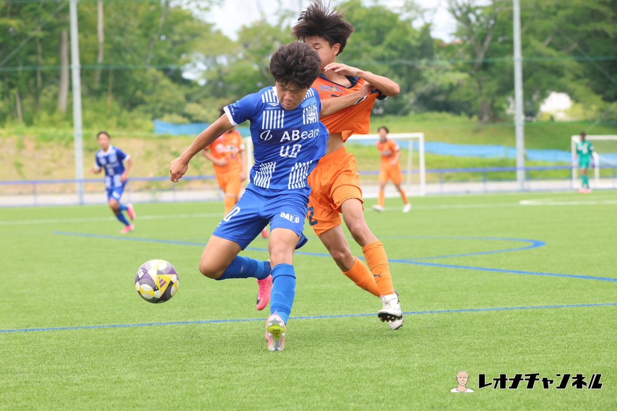 reona32's tweet photo. 【197試合目 7/26 水戸証券チャレンジフェス】
清水エスパルスY 2-3 モンテディオ山形Y
※30分ハーフ

3日間のフェスティバルの最終日、最終試合の順位決定戦はJユース同士の試合をチェック。疲労もある中最後にしっかり勝利して終わりたい両者の対峙は、まず清水がボールを握り栗田虎空＆梅野湖大の両サイドが深くに仕掛ける。立ち上がりに栗田が右サイド深部から中に潜ってシュートもGK鎌田泰地にセーブされたが、これを決めたら流れは変わっていた可能性が高い。

その後、少ないチャンスを活かしたのが山形。9分に渡津虎太郎が1.5列目からボックス内に入り相手のハンドを誘い、これで得たPKを自ら決めて先制。その後も変わらず清水がチャンスを作るも決められず、逆に後半に入り山形がクロスからOGを誘発し追加点を上げて2点差に。55分に清水は見事な崩しから中央で練習参加中の中3選手が決めるも、その2分後に山形が左サイド深くからの崩し→折り返しで3-1に。これで試合はほぼ決まった。59分に清水は左CKから川嶋優太がニアで合わせてネットを揺らすもこれまで。山形が5位、清水が6位に。

来年は主力に絡んでくるであろう1,2年生を早めにチェックできる面白いフェスだなと思いました。来年も来たい。

#spulse #montedio