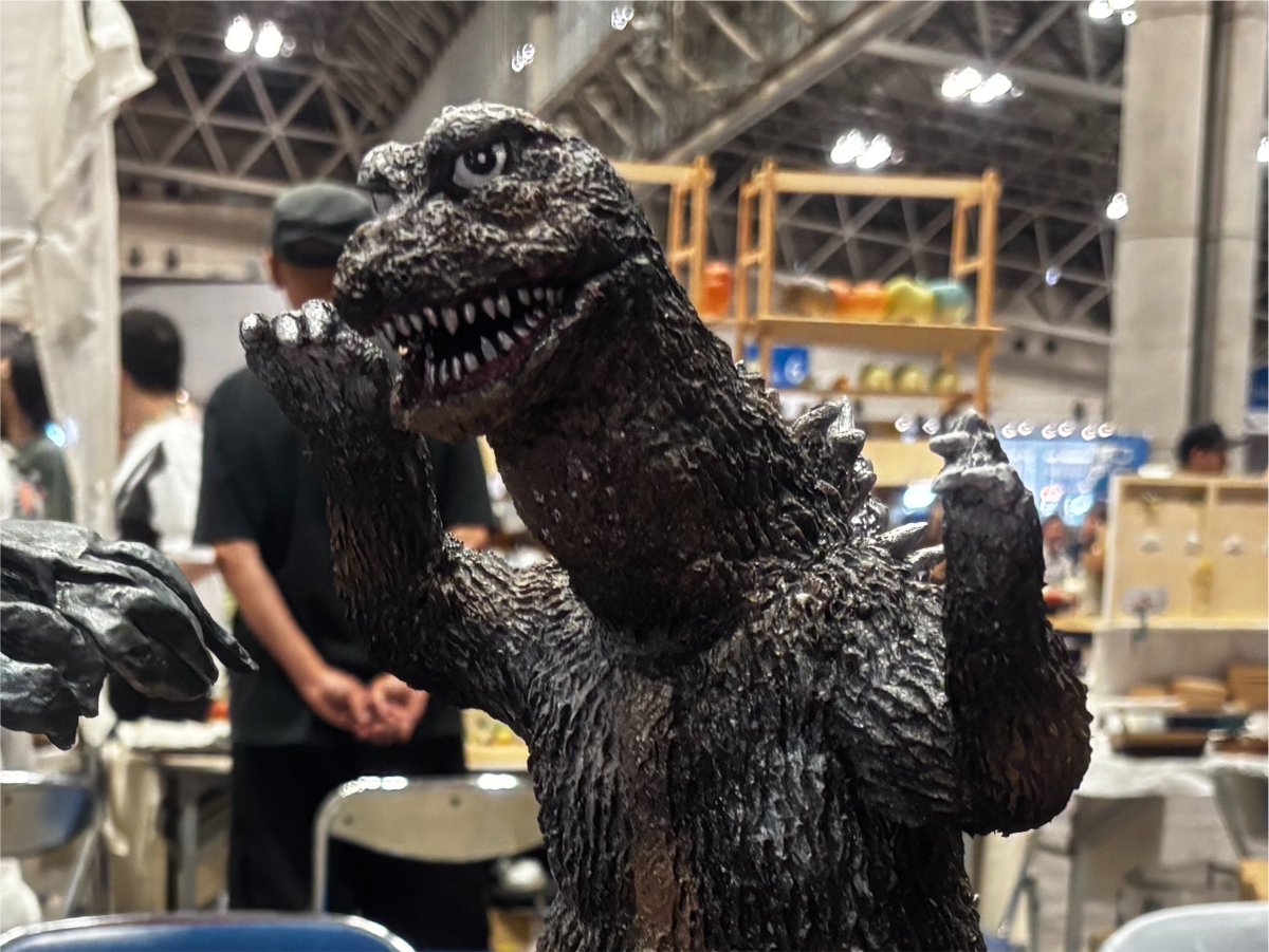 maten78's tweet photo. 今回のワンフェスはほぼやりたい通りに出来た。新作や今までのもの、ゴジラや鬼太郎、物量、造ったものをあっけらかんとたくさん見せるのが（出来はともかく）良い事だと思っているからさ。

これも志村けんの「少しでもいいから自分の世界観を見せろ」という言葉を自分の中に入れてやっている。 https://t.co/CcOM4EBRiG