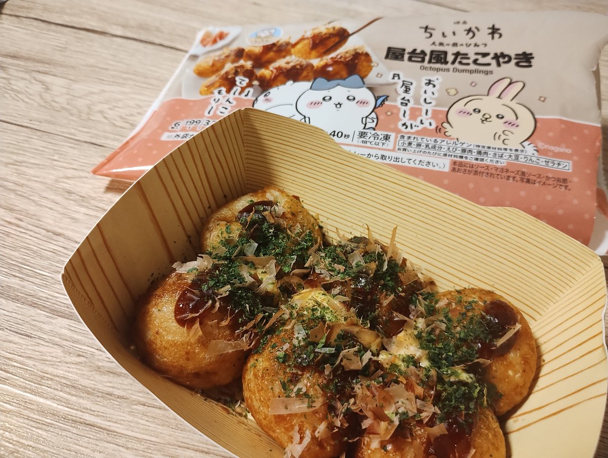 _810_poppo_'s tweet photo. セブンのちいかわたこやき
容器がちゃんと屋台風で調味料も全部付いててすごく良い！
家にソースないじゃん…って思ってたから嬉し🥲
タコも大きい🐙 https://t.co/yYHzhiudKx