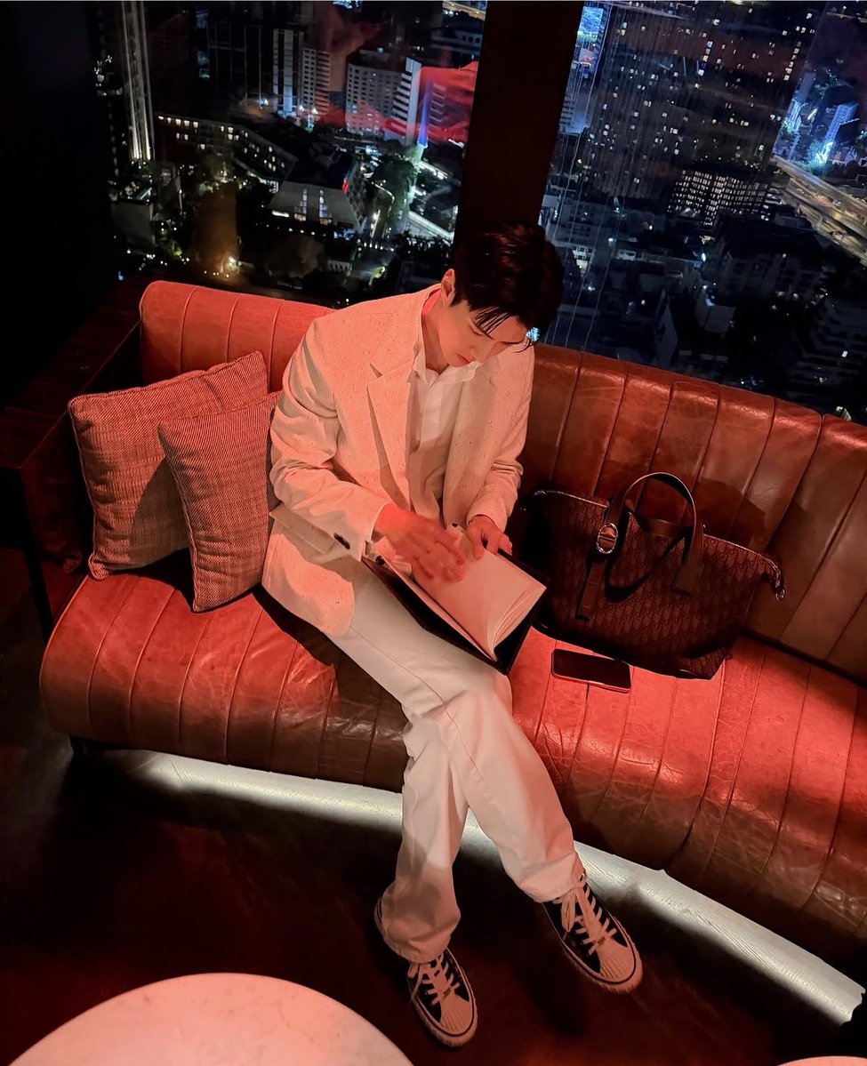Honiismz's tweet photo. ในที่สุดพี่เค้าก็ใช้คู่มือความหล่อเป็นแล้วค่ะ ;-; https://t.co/YQjJyI5QHv