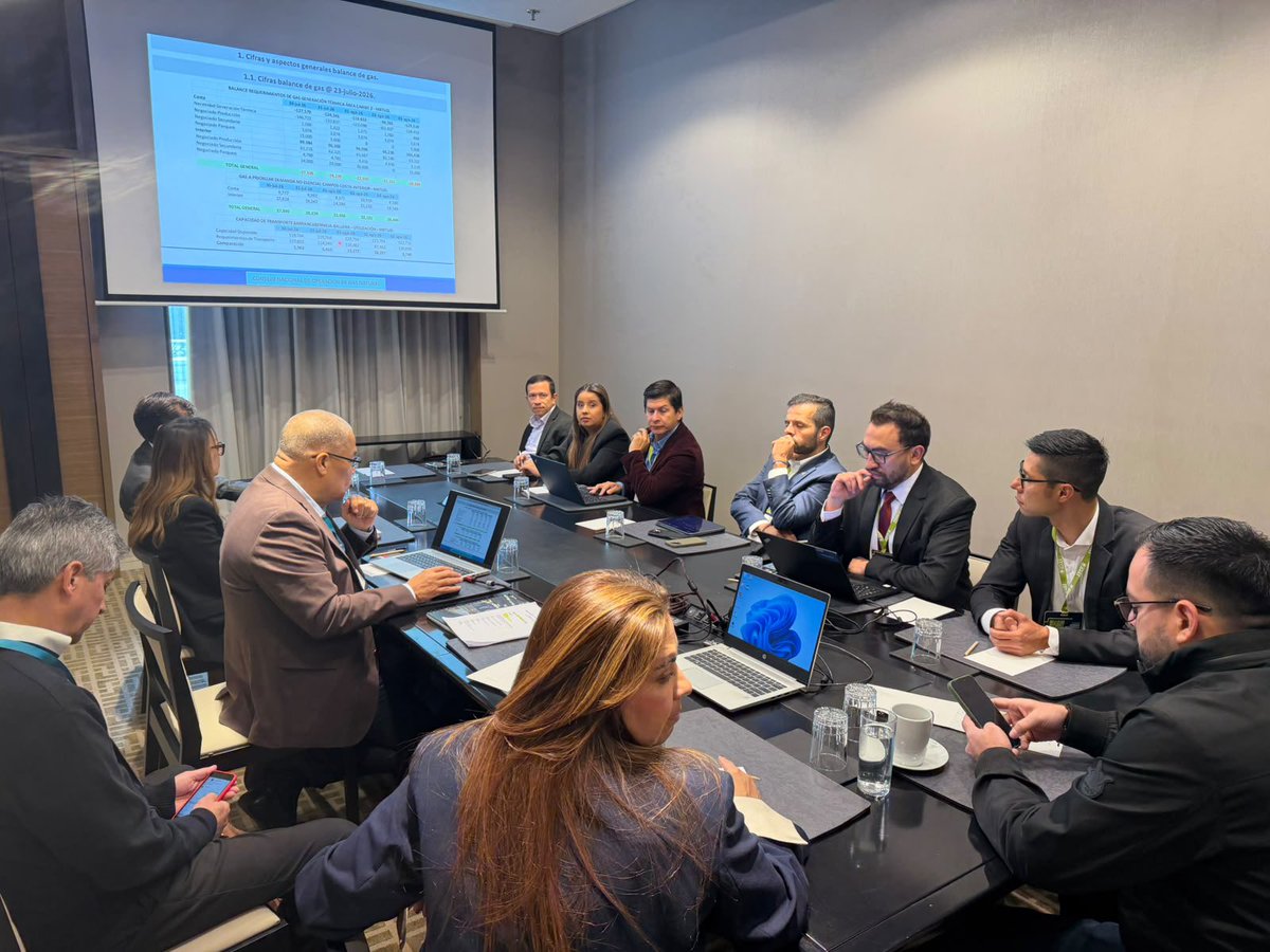 MinEnergiaCo's tweet photo. El ministro de Minas y Energía, @PalmaEdwin, lidera a esta hora una reunión con el Consejo Nacional de Operación de Gas (CNO Gas) y el Gestor del Mercado de Gas para hacer seguimiento al mantenimiento programado de la regasificadora SPEC, que se desarrollará del 30 de julio al 3 de agosto.

Las medidas adoptadas garantizan el abastecimiento de gas para la demanda esencial y el suministro de energía eléctrica durante este periodo. El ministro envió un mensaje de tranquilidad al país y agradeció el compromiso de todos los agentes del sector para iniciar los trabajos con total normalidad.

También hizo un llamado a los colombianos a hacer un uso eficiente de la energía durante estos días: cada acción de ahorro contribuye a fortalecer la seguridad energética del país.