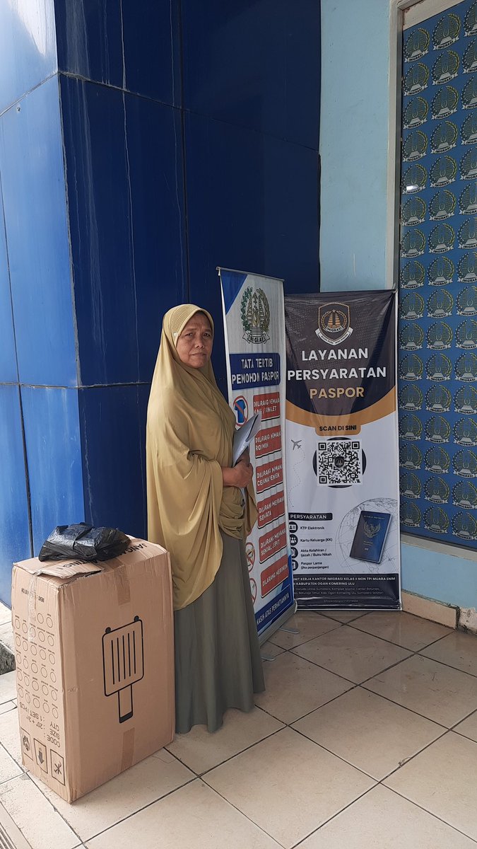 MoetyaR's tweet photo. Ganyangka sudah di step ini. Dulu ibu yang selalu urus berkas aku dari TK bahkan sampe mau kuliah. Sekarang sudah di tahap aku yang cari info, ngurus berkas dan nemenenin ibu daftar umroh. Sehat sehat ibu, semoga niat baik ini dimudahkan Allah. Aamiin https://t.co/nzJnL6Gggp