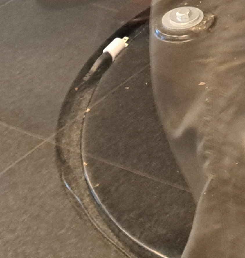 AP_DarkM's tweet photo. 明石市立天文科学館　ツアイスⅠが展示されています。
ガラスのすぐ向こうにⅠが！
ガラス越しに１００年前の威厳を感じらる……が、
足元の電源ケーブルを見るとコンセントに差したらすぐに動くような気がした。 https://t.co/sawjDxXU3K