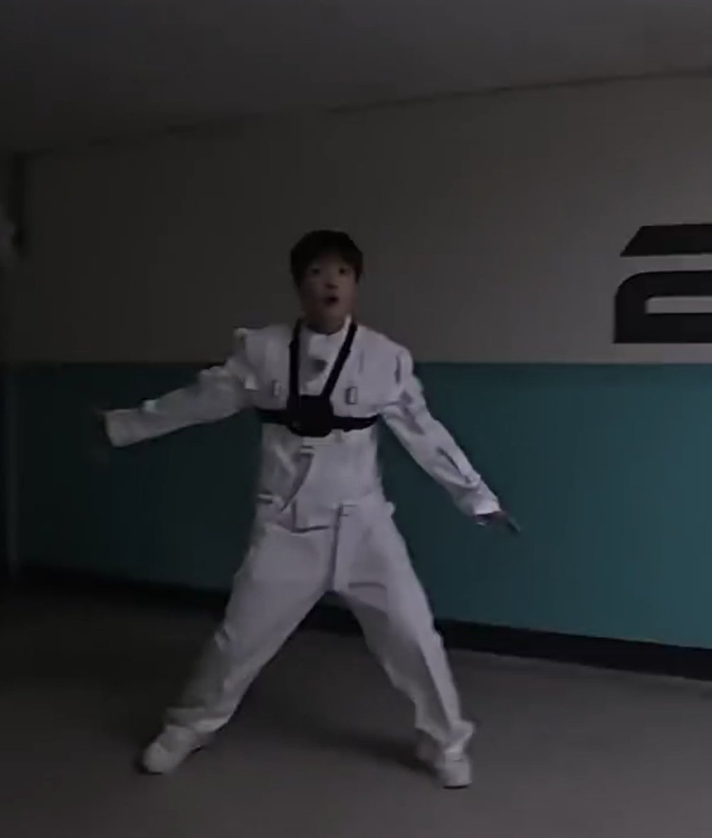 m0men1_s2's tweet photo. 쌰갈 수술실 가다가 갇혀있는 좀비 보고 홍중이 그 누구보다 빠르게 도망가고 고장났는데 ㅋㅋㅋㅋㅋㅋㅋㅋ https://t.co/PgYZKdNSTG