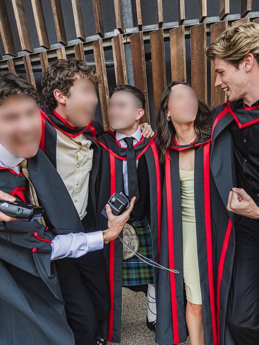 alexdunneupdate's tweet photo. Mais fotos de Alex Dunne em sua formatura no dia 10/07. https://t.co/zRr8PBkEta