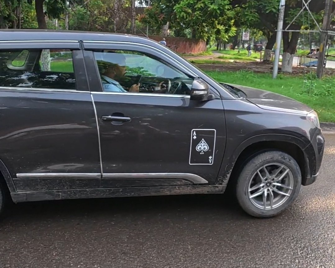 CH_Chowkidar's tweet photo. Namaskar @trafficchd, car driver phone te voice note bhejde hoye drive kar raha si.

📍 Udyog Path, Sector 25 ate 14 PU de vich, 30.757935,76.760016

🚗 CH01CE4727 https://t.co/y8xwOcWtdk