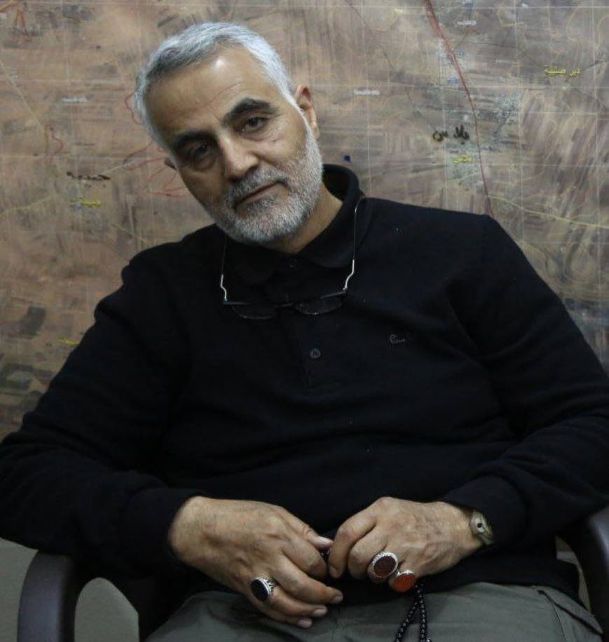 Mr_tahlilgar_'s tweet photo. خوب نگاه کنید، در انتهای چشم‌های او جاده ای دیده میشد که ما را میرساند به مقصدی که در آن اگر آمریکا با بمب افکن و بمب اتم و اف۳۵ و ناوها هم به جنگ ما آمد، با کمک یارانمان در جغرافیایی فراتر از ظرفیت رزم دشمن، ورق را برگردانده و فاتح میدان شویم...
او اینجا را میدید
#یه_یاد_فرمانده https://t.co/Tzg2VrsLLZ