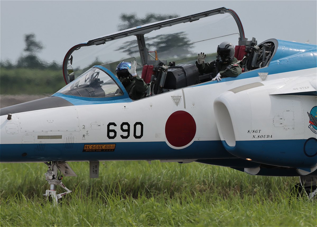 Nisecame2's tweet photo. 7月30日(水) 松島基地 第11飛行隊

ブルーインパルス 3rd 第2編隊

#松島基地 #ブルーインパルス https://t.co/6DAbiXWcdf