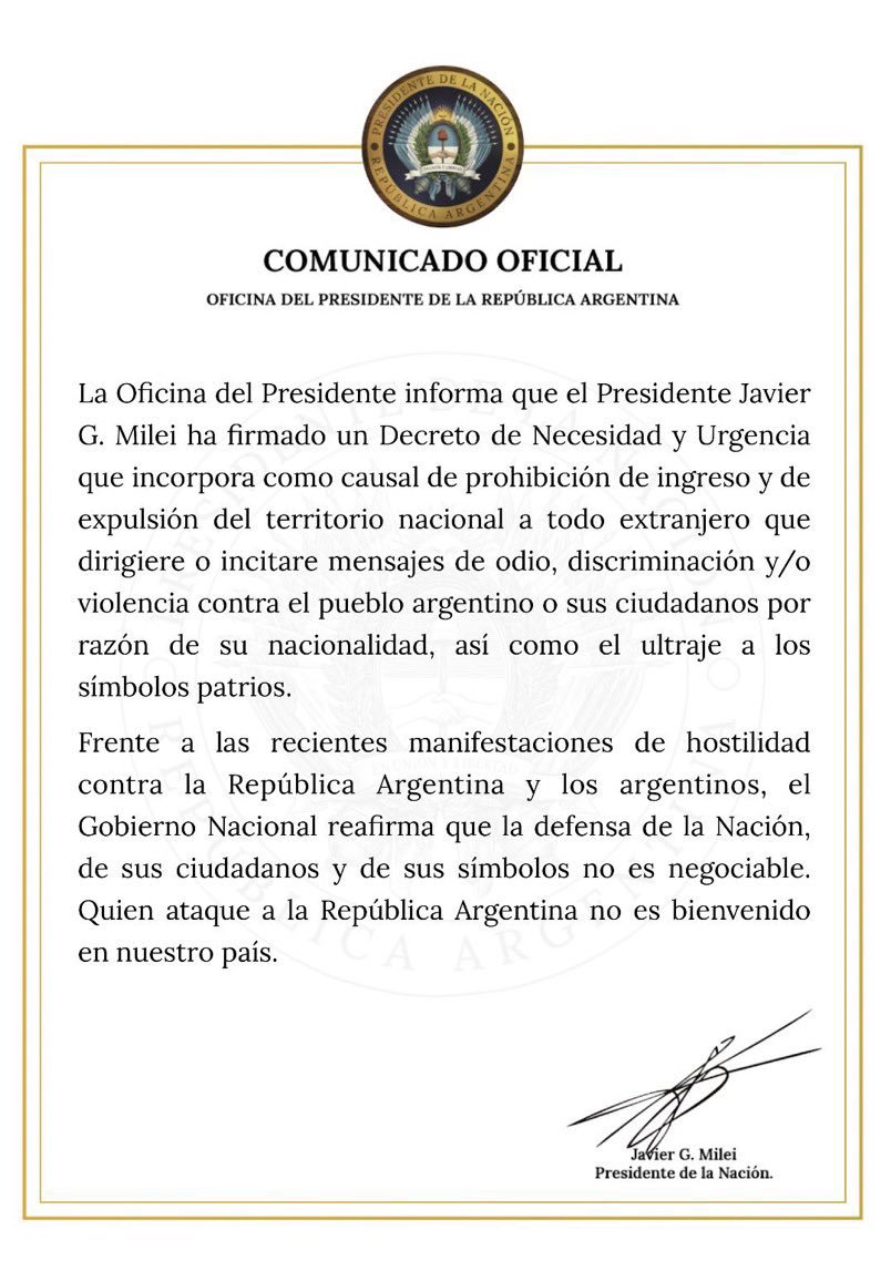 GordoLeyes's tweet photo. Es un honor anunciarles que este gordo violín nunca más pisa nuestro país. https://t.co/f1DJFyJL7H