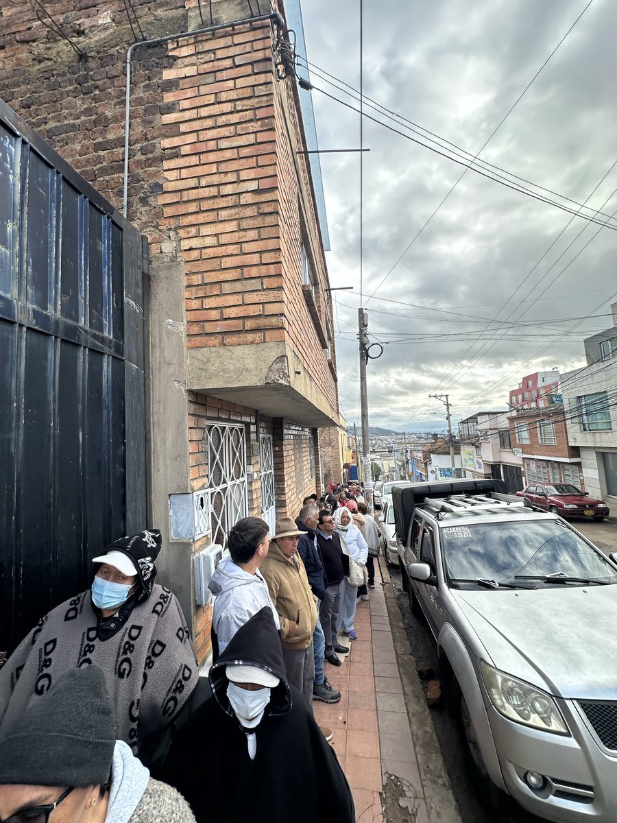 SiempreDios16's tweet photo. 🚨🚨🚨En Tunja el dispensario DISCOLMETS obliga inhumanamente a los usuarios a largas filas desde las 2am para recibir un turno y ser atendido 12 horas después! @Supersalud @QuinteroCalle @MinSaludCol @petrogustavo @AlcaldiaTunja @GobBoyaca Autoridades hagan algo! https://t.co/B6MzdgrNmN