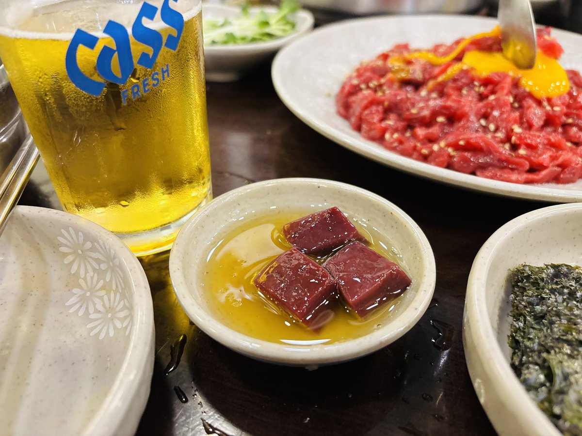 majyokkorei's tweet photo. 念願の合法レバ刺し。日本では2012年から法で禁じられた、禁断の一品。記憶を辿りながら食べてる。肉のカドが立ってる…！鮮度のいいレバーの証拠、皿にぺしゃんとしない自立するレバ刺しだ。当たり前に臭みがなく、バターみたいに濃厚な甘みがありますよ。てか韓国も、胡麻油と塩で食べるんだな https://t.co/MBBy0HaKkN