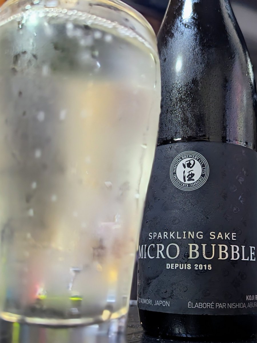 tornador69's tweet photo. 今夜の日本酒。
田酒 マイクロバブル 生酒
惑星ヤタヴェ(a.k.a.スドウ酒店本店)で採取。
横にしないで!
吹き出し危険!
と注意されたが無事開栓。
華やかな香り、フルーティーは酸味、甘み、旨み、シュワシュワ。
めっちゃ美味い。
ごちそうさま🍶
#西田酒造店
#田酒
#MicroBubble
#生酒
#花吹雪 https://t.co/e7rsuRIZsg
