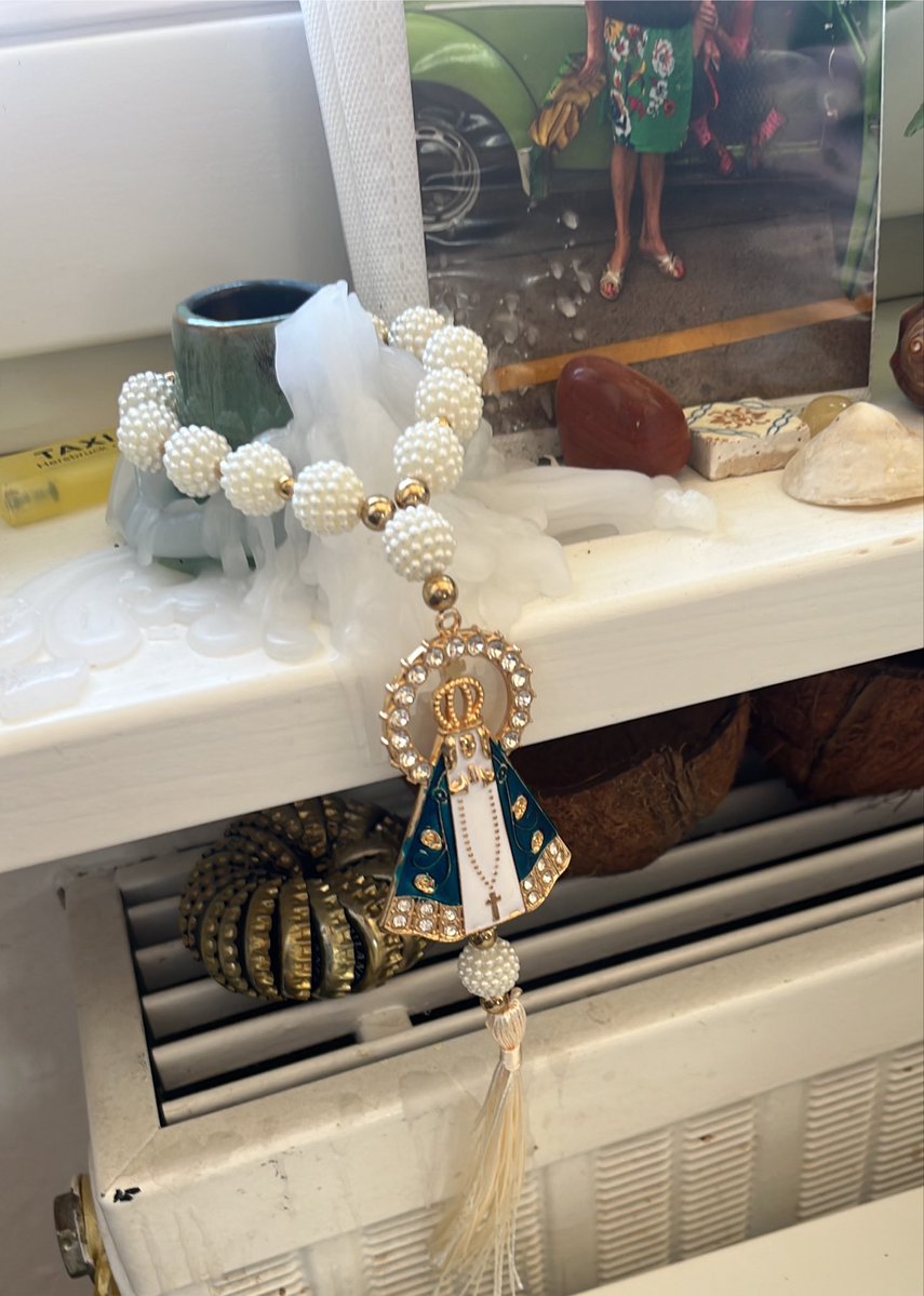 cajucalima's tweet photo. É o seguinte: Ave Maria
Valei-me nossa senhora, 
Cruz credo Ave Maria, 
Valei-me minha senhora, 
Eu não sou Santa, 
mas sei que a Santa me adora… https://t.co/NhP7kOMxXy