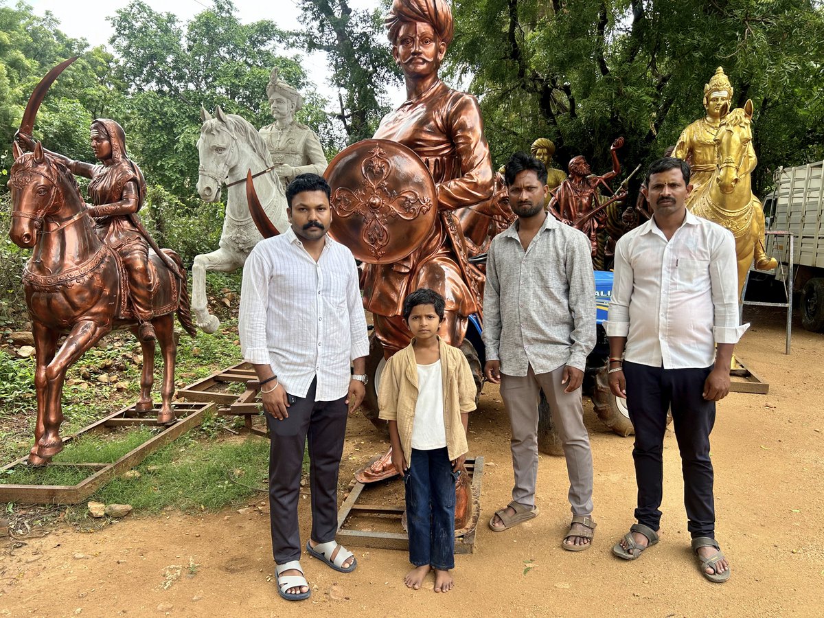 Nandaku30789417's tweet photo. ಬೆಳಗಾವಿ ಜಿಲ್ಲೆಯ ಚಿಕ್ಕೋಡಿ ತಾಲೂಕಿನ ವಡಗೋಲ ಗ್ರಾಮದ ಬಂಧುಗಳು ಕ್ರಾಂತಿವೀರ ಸಂಗೊಳ್ಳಿ ರಾಯಣ್ಣನವರ ಕಂಚಿನ ಮೂರ್ತಿ ನಿರ್ಮಾಣಕ್ಕೆ ಆದೇಶಿಸಿದ್ದು ಮೂರ್ತಿ ಪ್ರತಿಷ್ಠಾಪನೆ ಹಾಗೂ ಲೋಕಾರ್ಪಣೆ ಕಾರ್ಯಗಳ ಬಗ್ಗೆ ಚರ್ಚಿಸಲಾಯಿತು.
ಮೂರ್ತಿಗಳಿಗಾಗಿ ಸಂಪರ್ಕಿಸಿ
ನಂದಕುಮಾರ ಚಂದರಗಿ
ಮೊ.8861598155
#karnataka #kannada #rayanna #nandakumar https://t.co/nyZXP50wrz