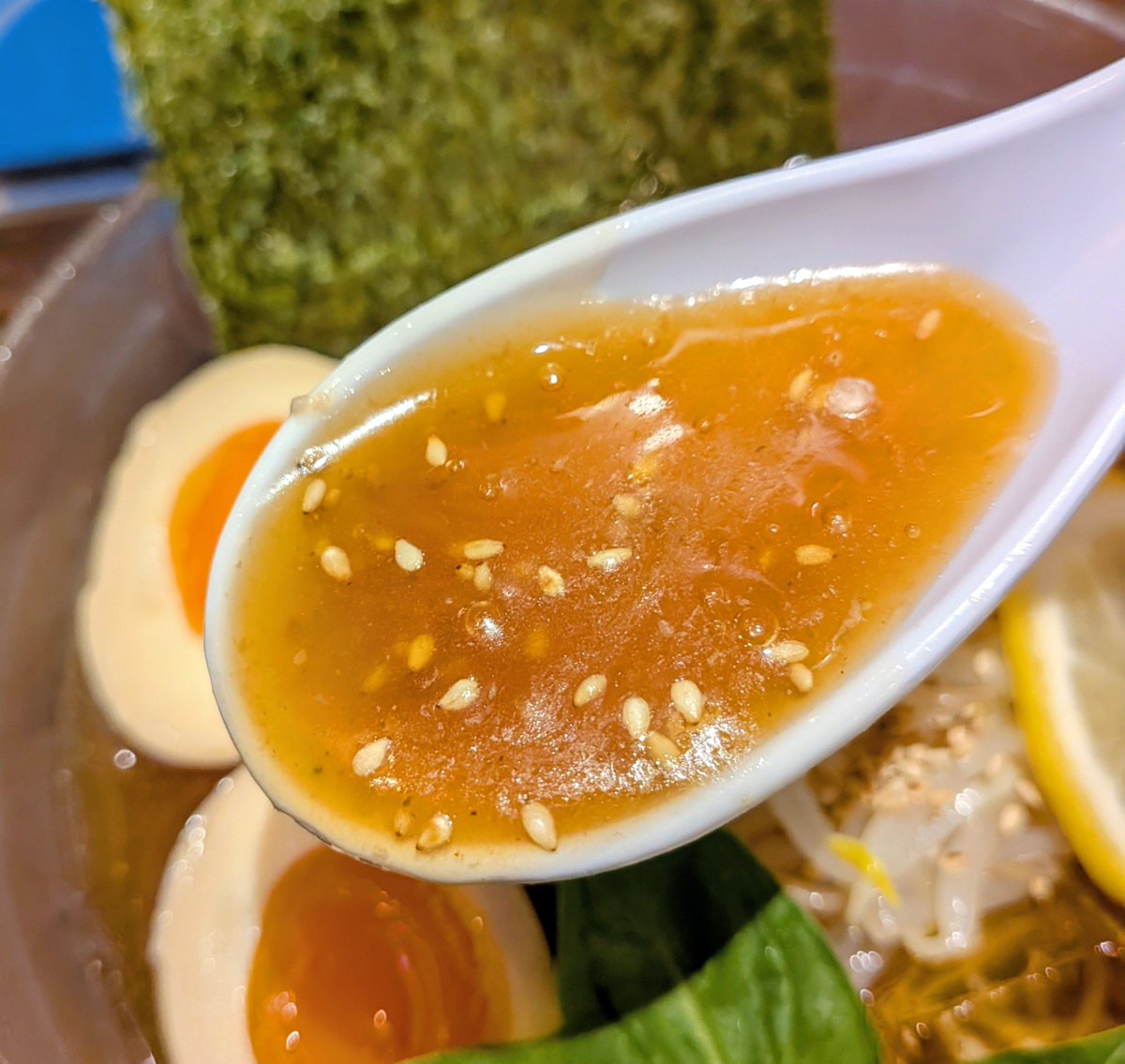 soysaltymiso's tweet photo. #あんくるてい
冷たいしなそば1100＋半熟玉子100
麺もスープもキンキンに冷たい😋とろみのあるスープは動物系と魚介系を濃縮した味わい😋三河屋製麺の細麺をそのスープがコーティングする😋刻みチャーシューうまし😋胡麻の香りも良く、レモンは爽やか🍋秀逸🍜
美味い‼️💯💯💯😋
＠井荻
’26  308杯目 https://t.co/Qn1ephNJFv