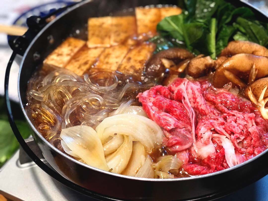 trafalgerlow's tweet photo. 豊作和牛を食べることが、熊本の応援にも。🥩🐂

豊作和牛のすき焼き用スライスは、実は熊本で加工しています。

一次加工なども含め、委託加工をお願いしているのは株式会社共同 熊本ミートセンターさん。

https://t.co/DWVbCSrgxN

もう6〜7年にわたり、豊作和牛を支えてくださっている大切なパートナーです。

生産者だけでは、美味しい和牛は皆様の食卓まで届きません。
加工、物流、販売――多くのプロフェッショナルがバトンをつないで、一枚のお肉になります。

これからも豊作和牛の委託加工をお願いしながら、少しでも熊本への継続的な応援につながれば嬉しいです。

今日も我が家は豊作和牛で応援です😋🥩
