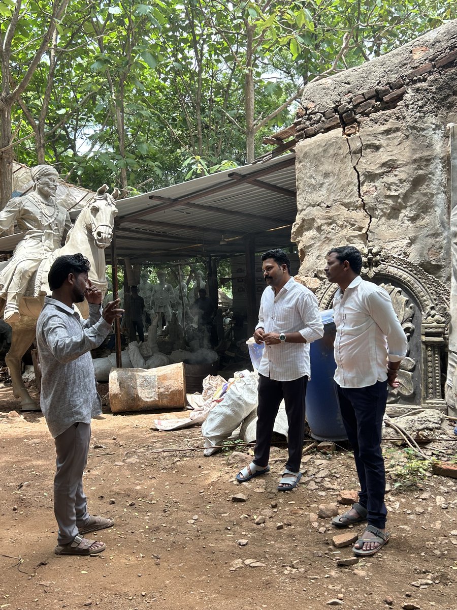 Nandaku30789417's tweet photo. ಬೆಳಗಾವಿ ಜಿಲ್ಲೆಯ ಚಿಕ್ಕೋಡಿ ತಾಲೂಕಿನ ವಡಗೋಲ ಗ್ರಾಮದ ಬಂಧುಗಳು ಕ್ರಾಂತಿವೀರ ಸಂಗೊಳ್ಳಿ ರಾಯಣ್ಣನವರ ಕಂಚಿನ ಮೂರ್ತಿ ನಿರ್ಮಾಣಕ್ಕೆ ಆದೇಶಿಸಿದ್ದು ಮೂರ್ತಿ ಪ್ರತಿಷ್ಠಾಪನೆ ಹಾಗೂ ಲೋಕಾರ್ಪಣೆ ಕಾರ್ಯಗಳ ಬಗ್ಗೆ ಚರ್ಚಿಸಲಾಯಿತು.
ಮೂರ್ತಿಗಳಿಗಾಗಿ ಸಂಪರ್ಕಿಸಿ
ನಂದಕುಮಾರ ಚಂದರಗಿ
ಮೊ.8861598155
#karnataka #kannada #rayanna #nandakumar https://t.co/nyZXP50wrz