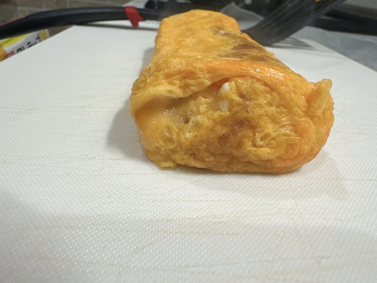 Sara4273a's tweet photo. 数年ぶりに卵焼きを巻きました
綺麗くね？？ https://t.co/ru4IlCqMnk