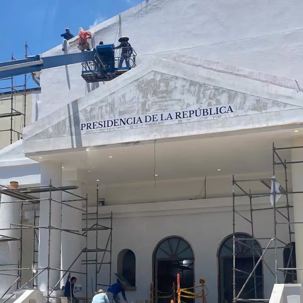 elReneJimenez's tweet photo. Lo que le molesta de la casa de Nariño es que no parece la casa blanca. Entonces se hizo la suya propia. 
El gobierno será pésimo pero hara reír a todo el mundo. https://t.co/dK7HWsQCIe
