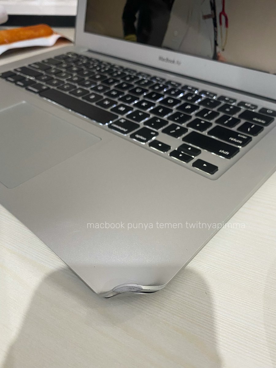 twitnyapimma's tweet photo. temenku: “tau nggak, laptopku semalam jatuh”

aku: “HAH, terus gimana kondisinya?”

kondisinya ⬇️

BONCEL BJIR, MACBOOK AIR BONCEL KRN TERJUNGKAL 😭😭😭 https://t.co/uPXZCagmHu