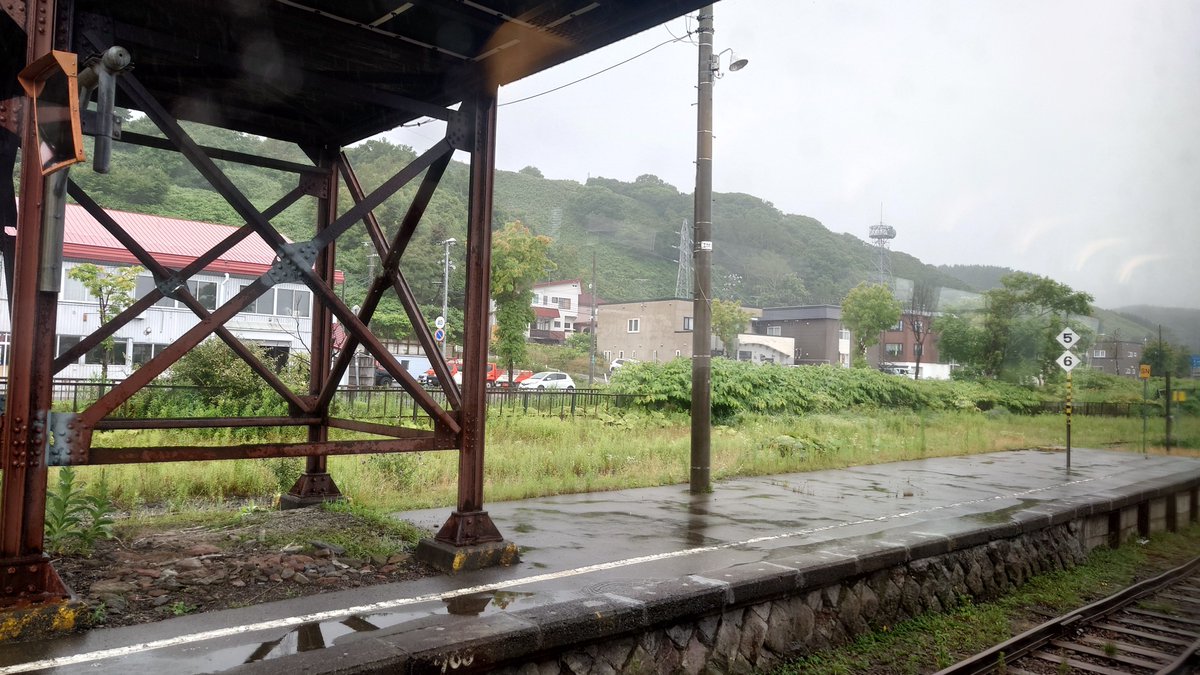 Sunshineikemen's tweet photo. そして南稚内に停車して、終点稚内に到着！約5時間の特急宗谷の旅が終わる。特急宗谷を走破するのは過酷に感じる人も多いが、慣れたら楽しいと感じた。あと道中寝なかった！3度目の稚内も鉄道で到着した時の方が達成感は凄いと感じた。雨が降っているが気温が20度で夏とは思えない涼しさで最高だ！ https://t.co/gsfkYCabLq