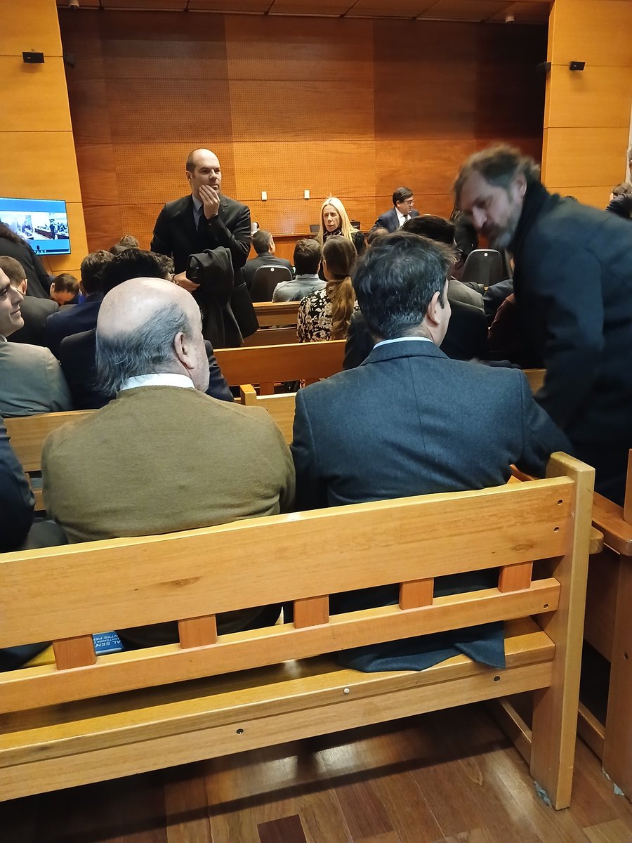 TioYabi31's tweet photo. Hay casi 100 personas en la sala, entre imputados, abogados, público, etc etc https://t.co/gtBmDFGbAd