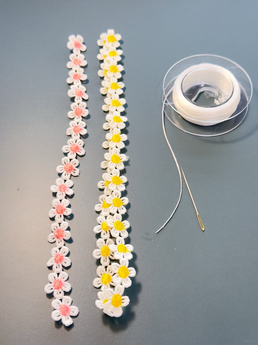 wisteria3_27's tweet photo. ぬいちゃんの島民スタイル、私はこんな感じで作ったよMEMO📝

花冠は半分に切ってゴムテグス通す
腰蓑は四分割して、そのうちの二枚を重ねてゴムと一緒にミシン
３個のレースから4ぬい分が作れます✌🏻
皆さんもぜひ✨

一緒に映画行くお友ﾇｲﾁｬﾝたちには、島へようこそセット🏝️として贈りました💝 https://t.co/TFkj2aMLmZ