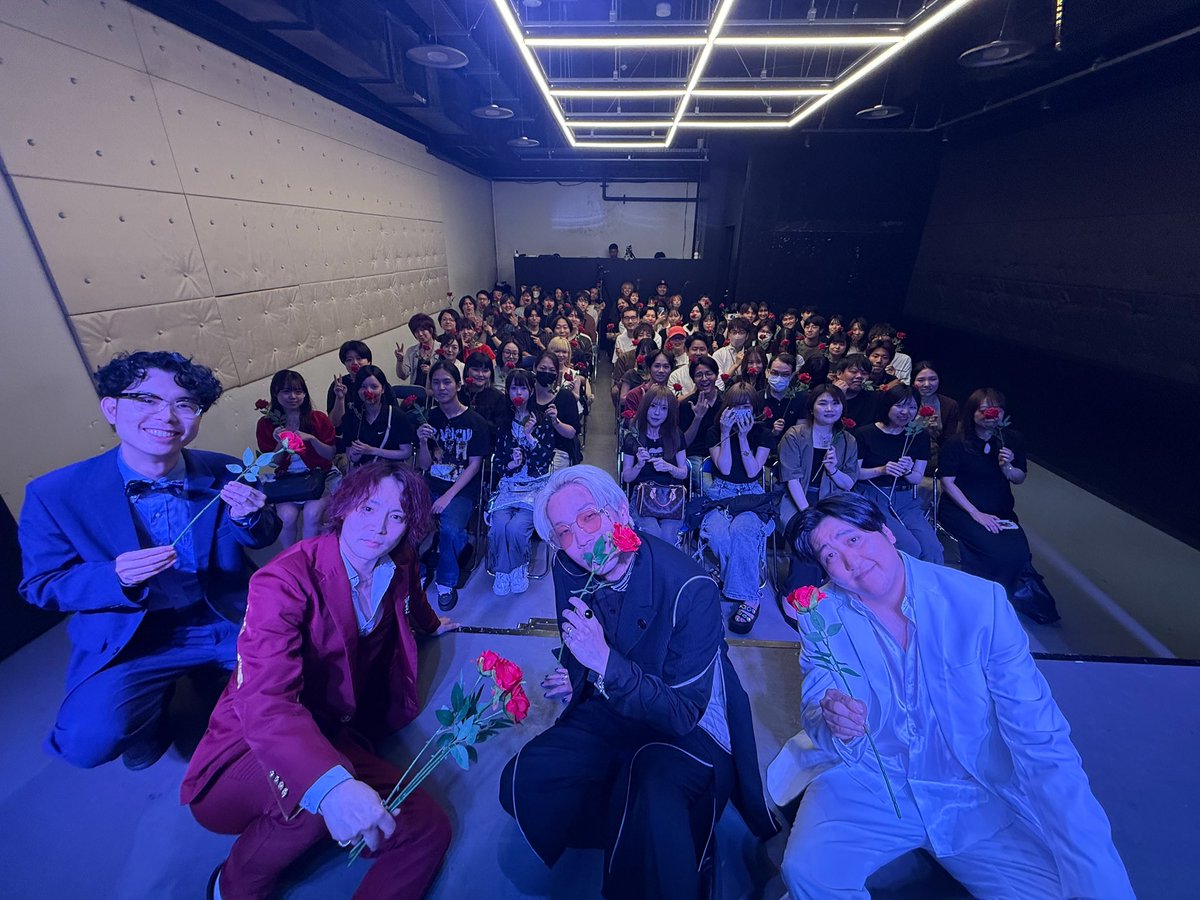 charisma3nin's tweet photo. 今日はありがとう
なんかいい物もってんじゃん🌹#カリスマ3 https://t.co/VkKK0t307X