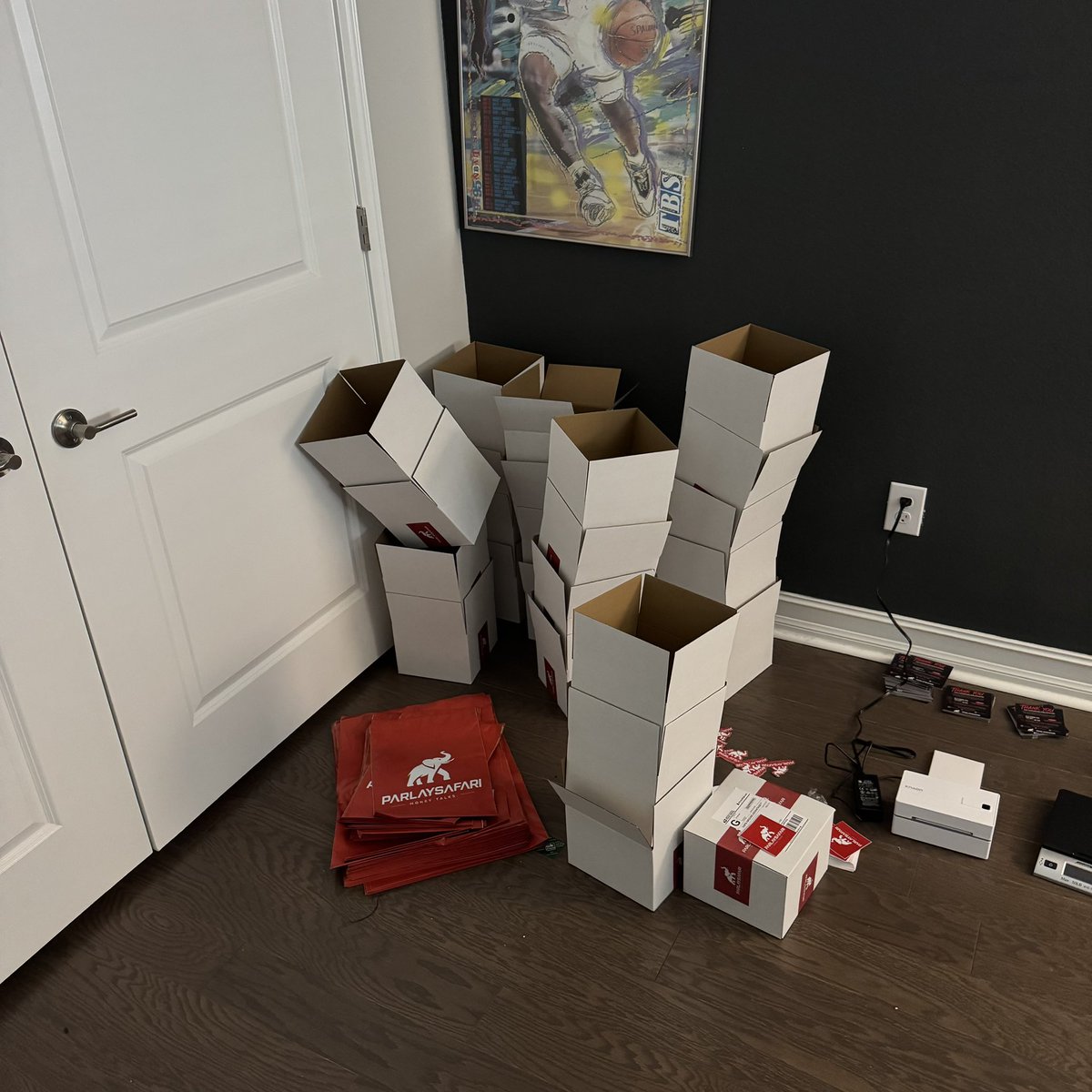 ParlaySafari's tweet photo. Orders going out like CRAZY today ❤️ 

Y’all are absolutely PUMPED for football szn🔥

Easiest way to join us FREE for up to 3 months !

https://t.co/yJB7iGko0U https://t.co/q6w9kDi7CJ