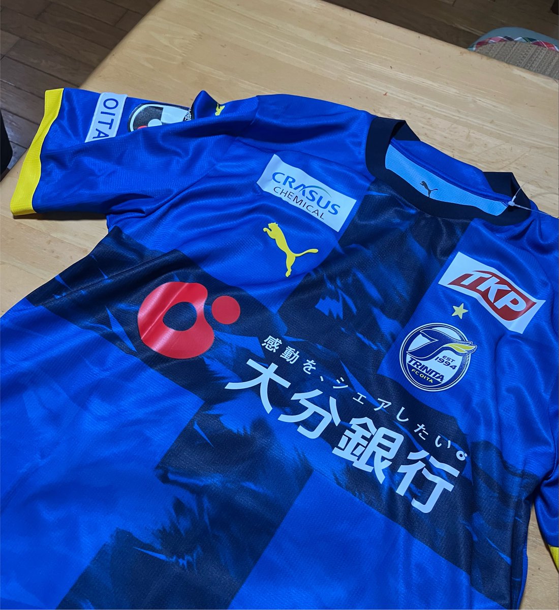 2kaYoobe's tweet photo. レプユニ来た〜！大分銀行の赤いマークが効いてるし、何処がダサいんだ？めちゃカッコイイじゃん！
今年は副キャプテン茂くんの16番⚽️
#trinita https://t.co/6nf672SkV9